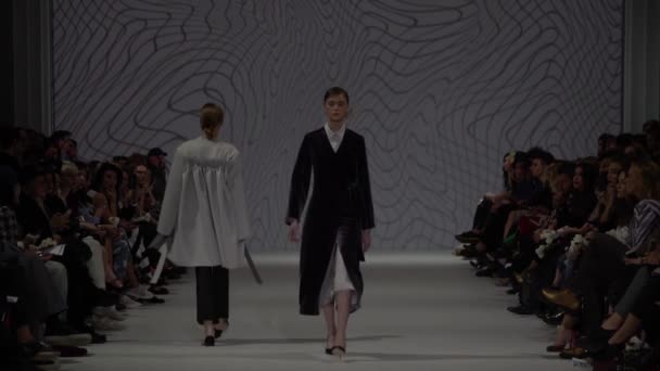 Modeshow. Vrouw model op de catwalk. Modellen. Langzame beweging — Stockvideo