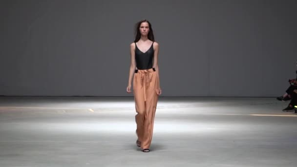 Modeshow. Model op de catwalk. Vrouw — Stockvideo