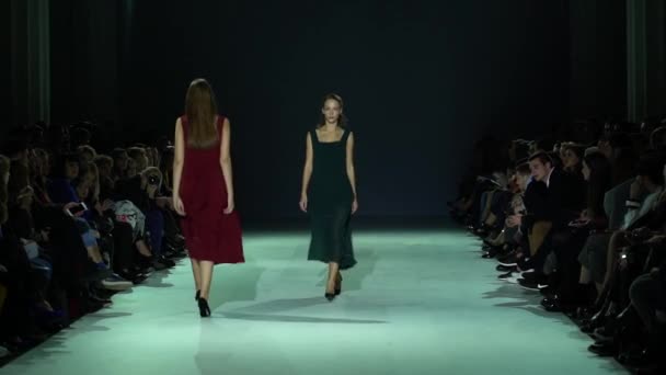 Modeshow. Model op de catwalk. Vrouw — Stockvideo