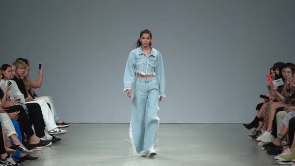 Modeshow. Model op de catwalk. Vrouw — Stockvideo