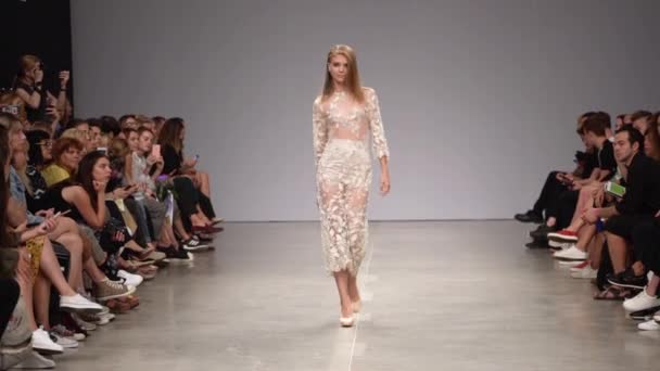 Modeshow. Model op de catwalk. Vrouw — Stockvideo