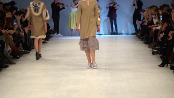 Modeshow. Model op de catwalk. Vrouw — Stockvideo