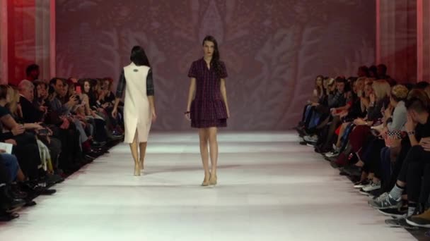 Modeshow. Model op de catwalk. Vrouw — Stockvideo