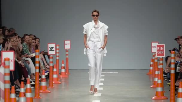 Desfile de moda. Modelo en la pasarela. Mujer. — Vídeos de Stock