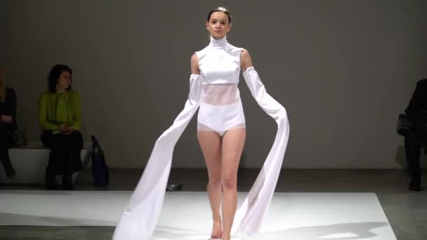 ファッションショーキャットウォークのモデル。女 — ストック動画