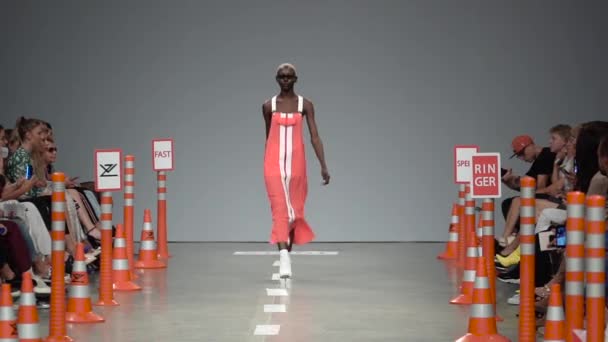 Desfile de moda. Modelo en la pasarela. Mujer. — Vídeos de Stock