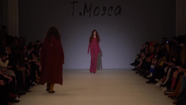 Modeshow. Model op de catwalk. Vrouw — Stockvideo