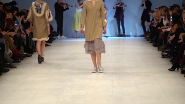 Fashion show. Model on the catwalk. Woman — 비디오