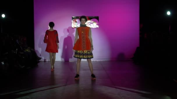 Desfile de moda. Modelo en la pasarela. Mujer. — Vídeos de Stock