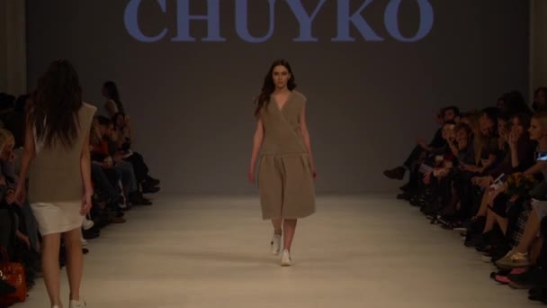 Modeshow. Model op de catwalk. Vrouw — Stockvideo