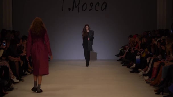 Ragazza modella in passerella alla sfilata di moda — Video Stock