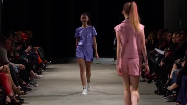 Ragazza modella in passerella alla sfilata di moda — Video Stock