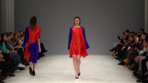 Meisje model op de catwalk bij fashion show — Stockvideo