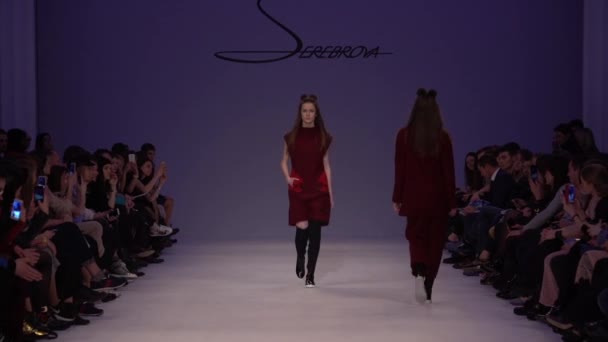 Modelo menina na passarela no desfile de moda — Vídeo de Stock