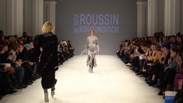 Meisje model op de catwalk bij fashion show — Stockvideo