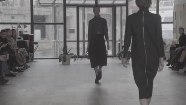 Модель на пішоході в моді. — стокове відео