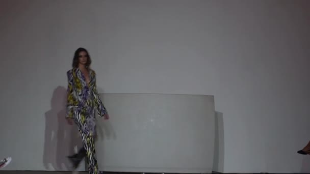 Chica modelo en la pasarela en el desfile de moda — Vídeo de stock