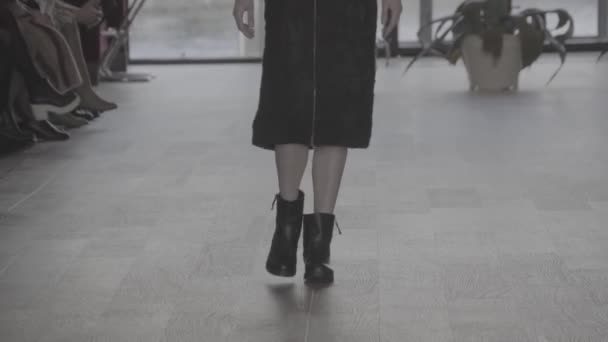 Model auf dem Laufsteg bei Modenschau — Stockvideo