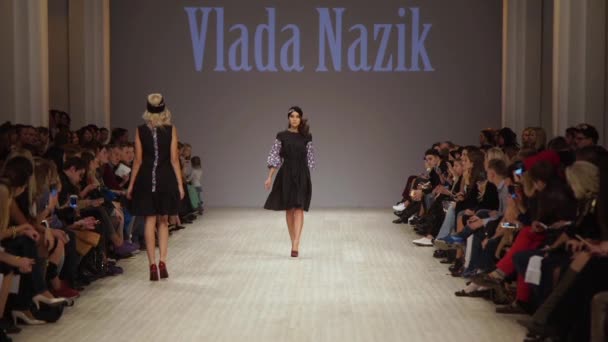 Modelo menina na passarela no desfile de moda — Vídeo de Stock