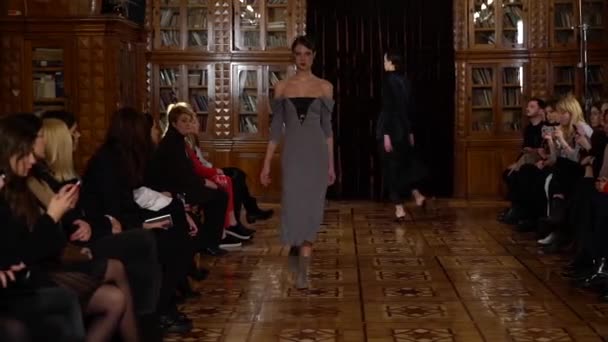 Meisje model op de catwalk bij fashion show — Stockvideo