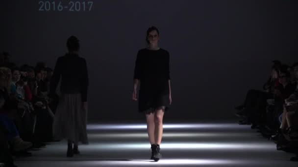 Modelo menina na passarela no desfile de moda — Vídeo de Stock