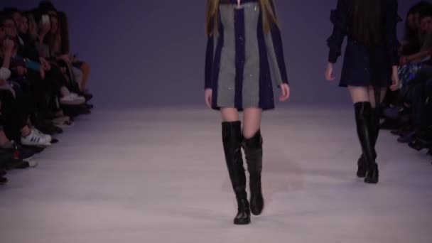 Meisje model op de catwalk bij fashion show — Stockvideo