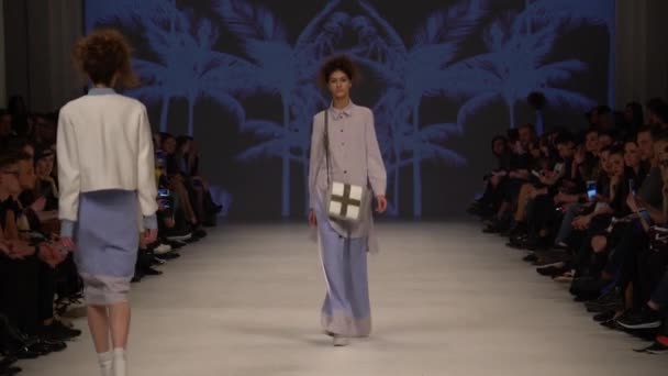 Meisje model op de catwalk bij fashion show — Stockvideo