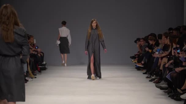 फैशन शो में कैटवॉक पर लड़की मॉडल — स्टॉक वीडियो