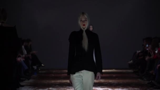 Meisje model op de catwalk bij fashion show — Stockvideo