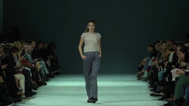 Meisje model op de catwalk bij fashion show — Stockvideo