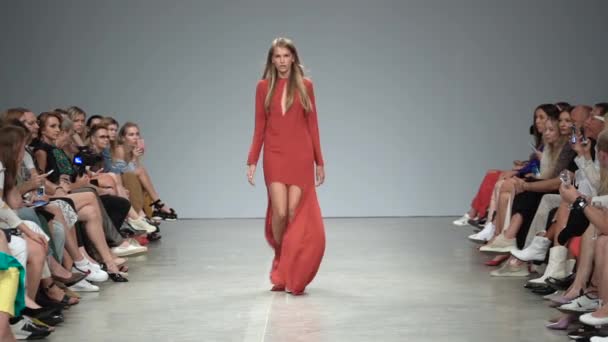 Modeshow. Model op de catwalk. Vrouw — Stockvideo