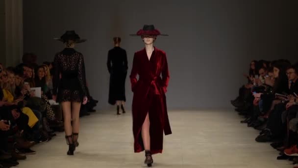 Fashion show. Model di catwalk. Perempuan — Stok Video