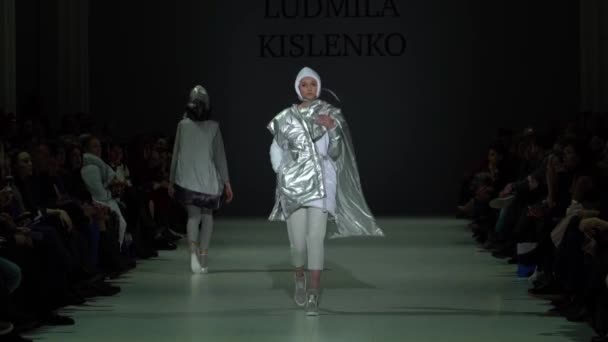 Modeshow. Model op de catwalk. Vrouw — Stockvideo