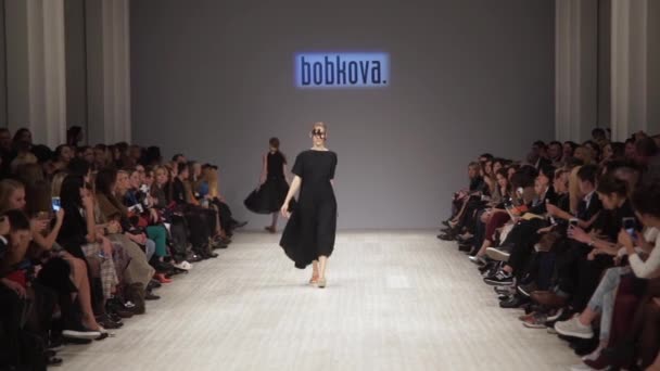 Moda gösterisi. Podyumda modellik yap. Kadın — Stok video