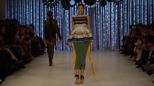 Fashion show. Model di catwalk. Perempuan — Stok Video