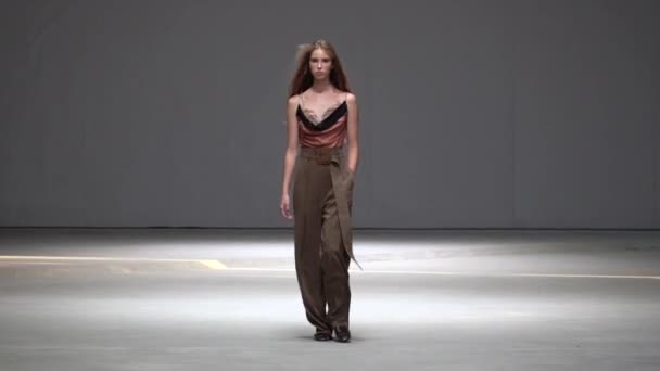 Modeshow. Model op de catwalk. Vrouw — Stockvideo