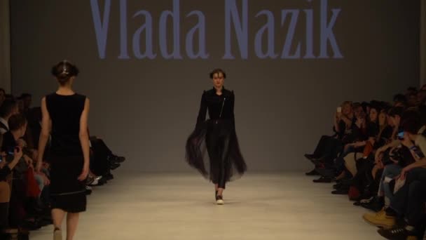 Modeshow. Model op de catwalk. Vrouw — Stockvideo