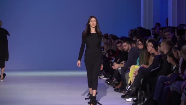 Modeshow. Model op de catwalk. Vrouw — Stockvideo