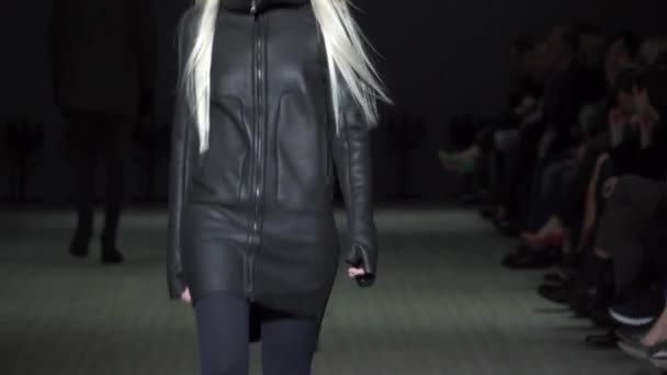 Modeshow. Model op de catwalk. Vrouw — Stockvideo