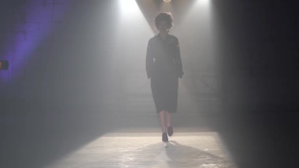 Fashion show. Model on the catwalk. Woman — 비디오