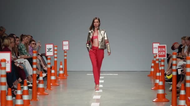 Modeshow. Model op de catwalk. Vrouw — Stockvideo