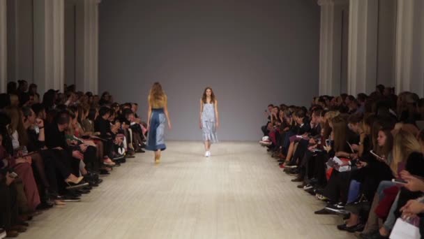 Modeshow. Model op de catwalk. Vrouw — Stockvideo