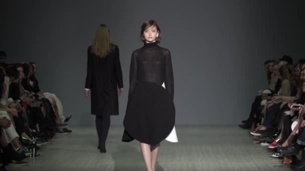 Fashion show. Model on the catwalk. Woman — 비디오