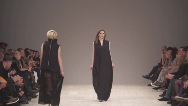 Modeshow. Model op de catwalk. Vrouw — Stockvideo