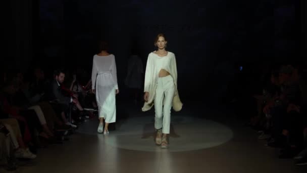 Modeshow. Model op de catwalk. Vrouw — Stockvideo