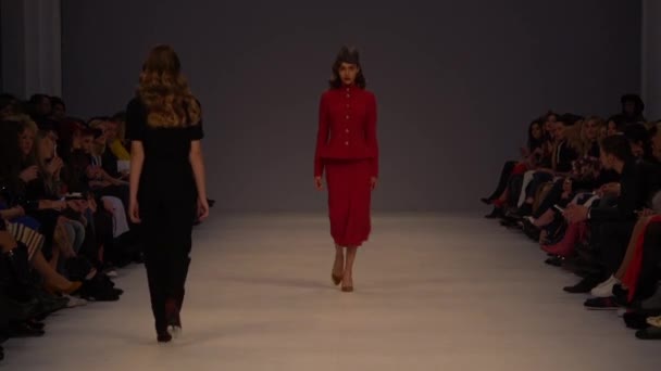 Modeshow. Model op de catwalk. Vrouw — Stockvideo