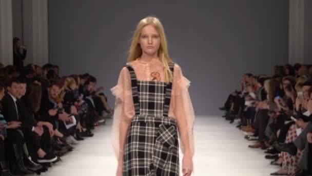 Modeshow. Model op de catwalk. Vrouw — Stockvideo