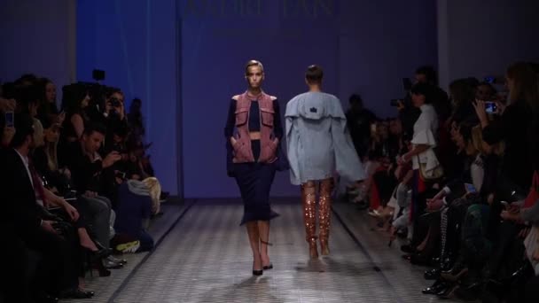 de moda. Modelo la pasarela. Mujer. Vídeo de stock © sun.stock. video #334620952