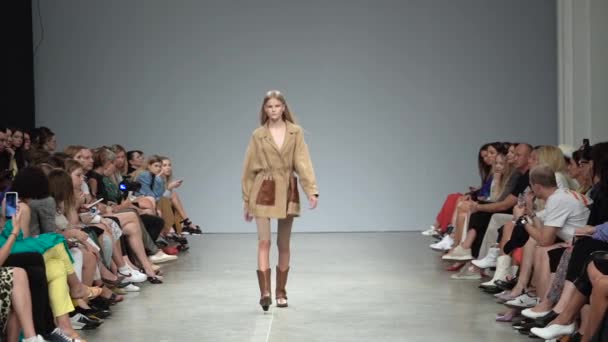 Modeshow. Model op de catwalk. Vrouw — Stockvideo