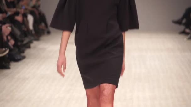 Fashion show. Model on the catwalk. Woman — Stock Video